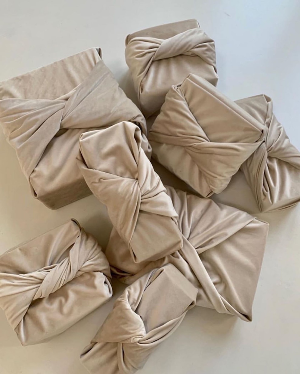 Weihnachtsgeschenke wie Kim Kardashian mit Furoshiki-Technik verpacken