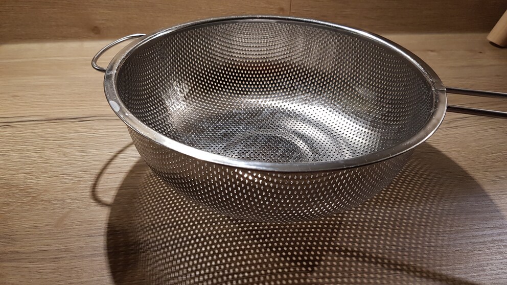 Eine unbekannte Methode, um Gießwasser mit dem Nudelsieb abzugießen