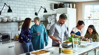 Interior Designerin gibt Tipps, wie man eine Wohnküche richtig einrichtet
