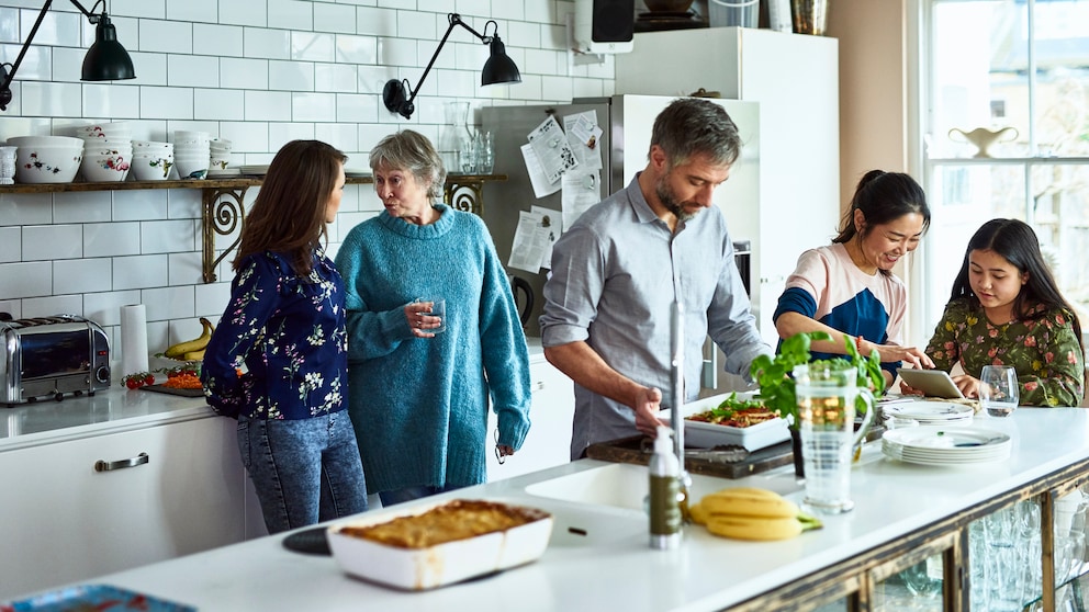 Interior Designerin gibt Tipps, wie man eine Wohnküche richtig einrichtet