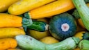 Verschiedenfarbige Zucchini liegen nebeneinander