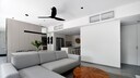 Deckenventilatoren Heizkosten sparen , Deckenventilator häbgt an einer Zimmerdecke in einem Wohnzimmer