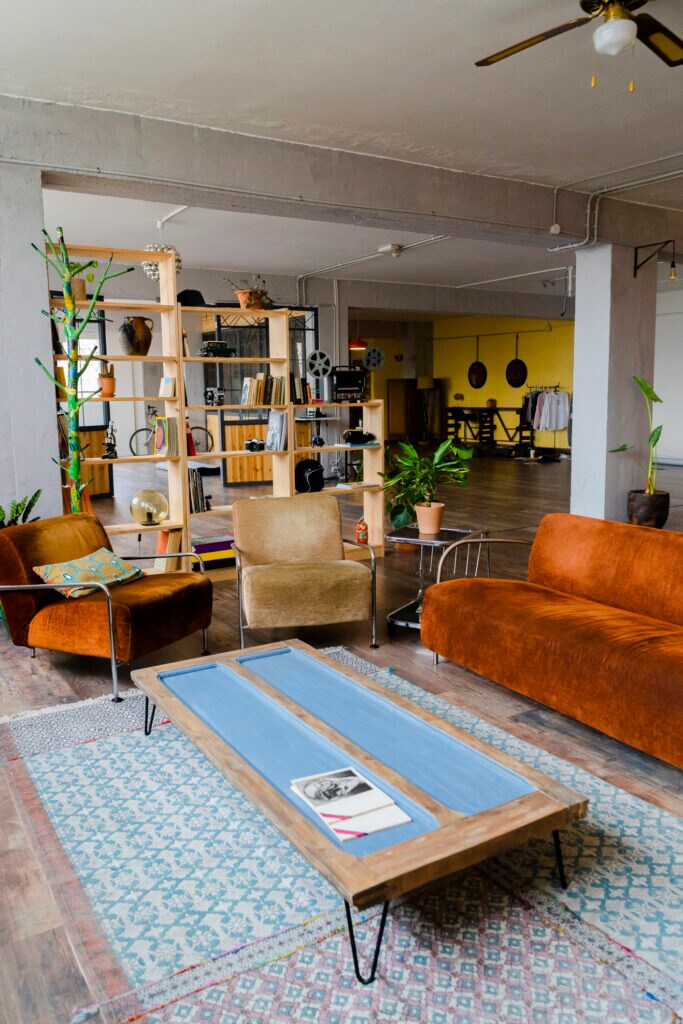Dividing the living room into zones with room dividers dispels a feeling of emptiness