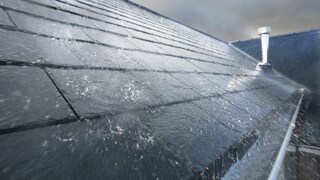 Kontrolle ist besser: Droht ein Unwetter, sollte man vorab Haus und Garten auf Schwachstellen überprüfen