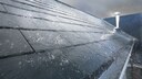 Kontrolle ist besser: Droht ein Unwetter, sollte man vorab Haus und Garten auf Schwachstellen überprüfen