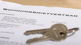 Indexmietvertrag: Auf einem Formular für einen Mietvertrag liegt ein Sclüsselpaar