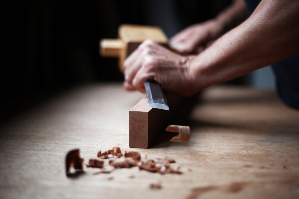 Mit Holzhammer und Stechbeitel lässt sich Holz gut bearbeiten