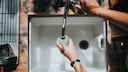 Kann sich Corona auch über das Trinkwasser oder Abwasser verbreiten?