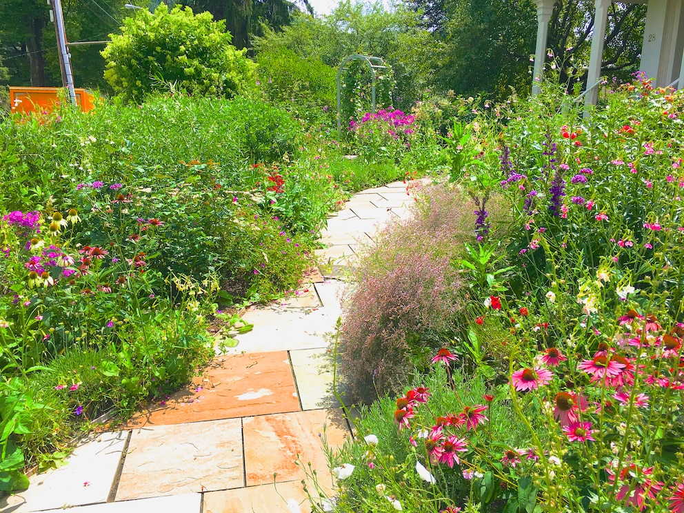 Ein geschwungener Verlauf fügt sich harmonisch in den Garten ein