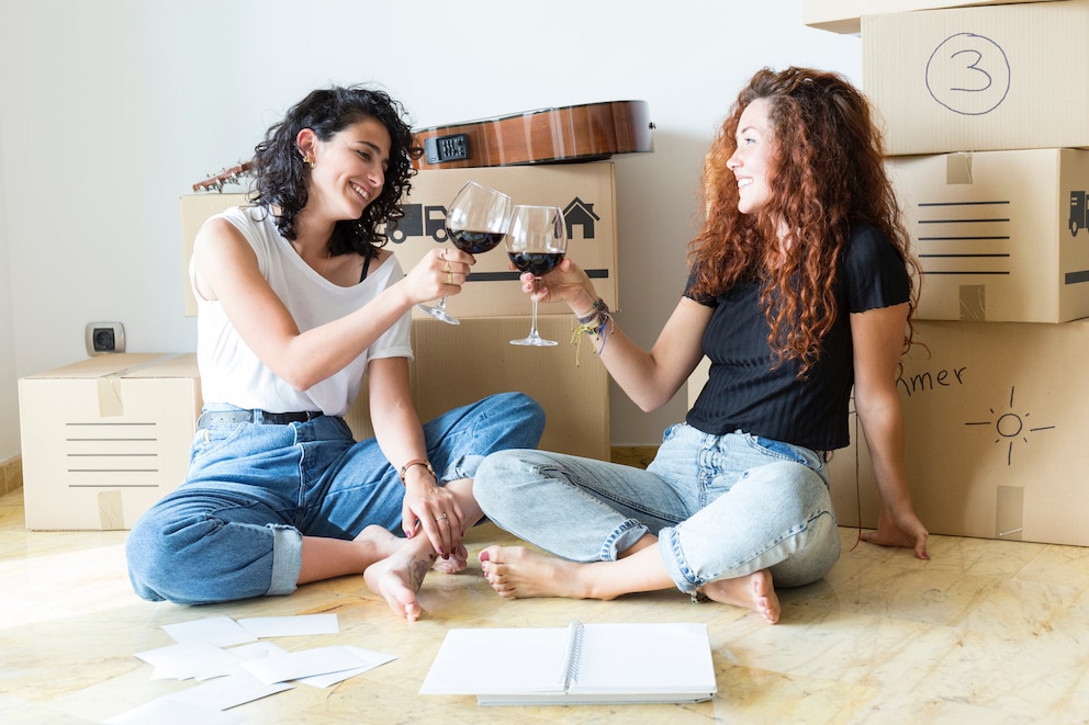 Sekt oder Wein eignen sich als Geschenk zum Einzug