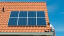 Hausbesitzer sollten in regelmäßigen Abständen das Dach auf Schäden kontrollieren