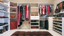 Ein begehbarer Kleiderschrank