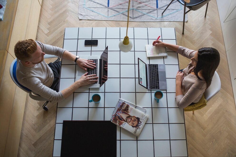 Einen Tisch für mehrere Personen im Homeoffice aufteilen