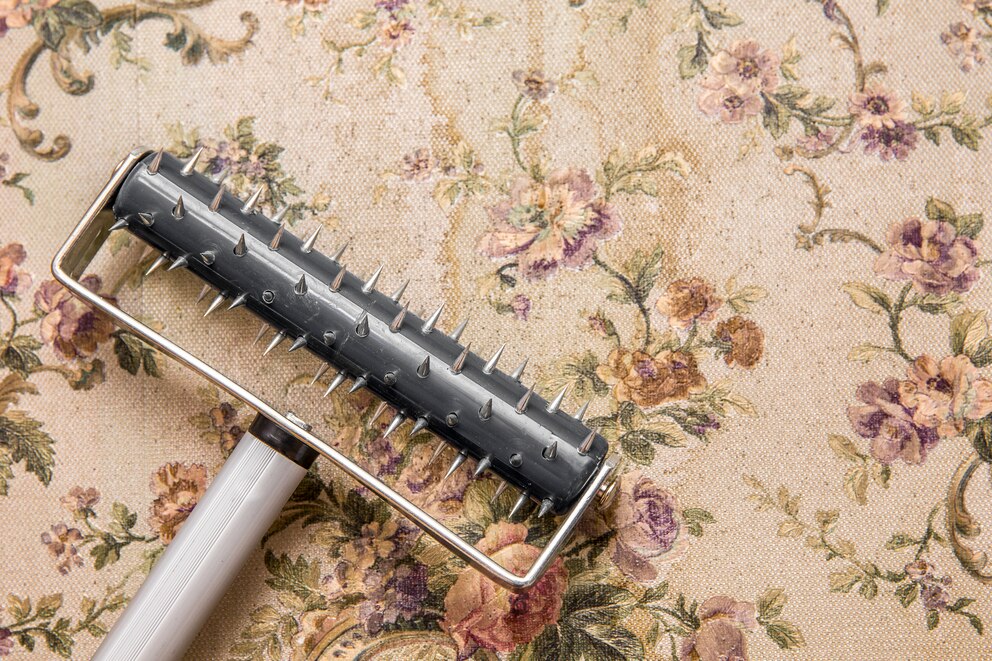 Sieht gefährlich aus, ist aber praktisch: Eine Stachelwalze (auch Nagelwalze oder Igelwalze genannt) hilft beim Durchlöchern und Einweichen der alten Tapete