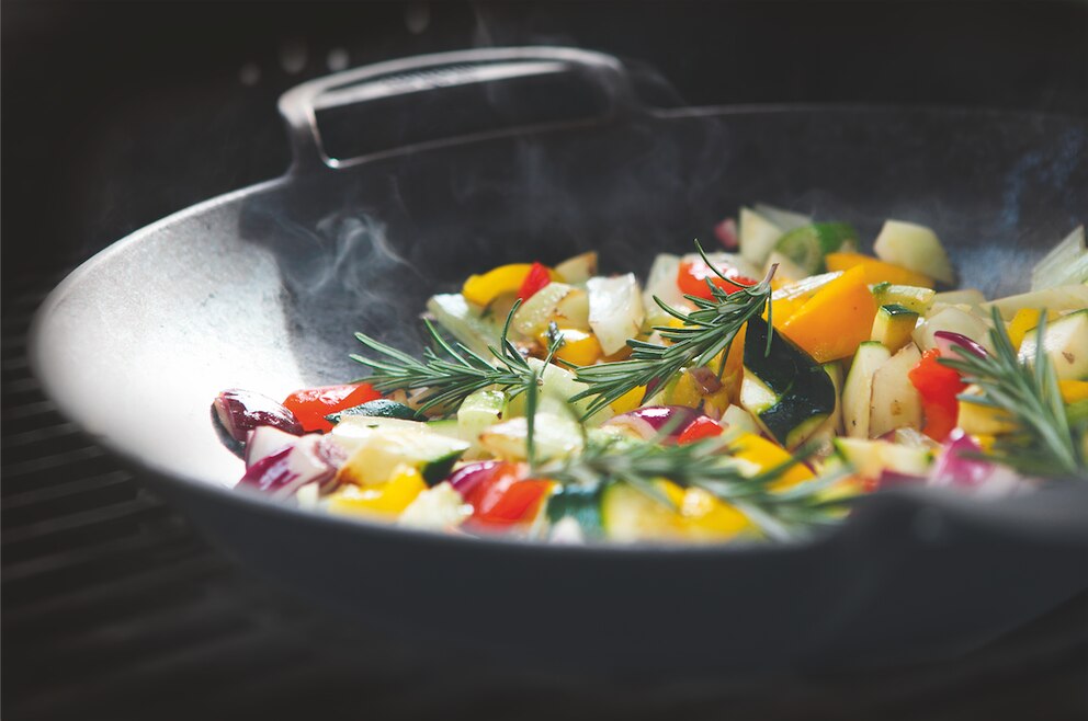 Zutaten: ✔ 200 g Zucchini ✔ 50 g rote Zwiebeln ✔ 1 Zweig Rosmarin ✔ 50 ml Olivenöl ✔ 90 ml Gemüsebrühe ✔ etwas grobes Salz ✔ Pfeffer ✔ 1 Zehe Knoblauch, ganz und geschält ✔  200 g Fenchelknollen ✔ 100 g Paprika, rot ✔ 100 g Paprika, gelb