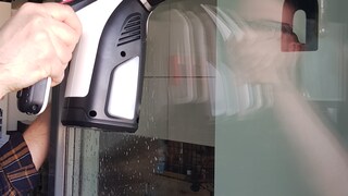 Mit einem Fenstersauger geht das Reinigen leichter von der Hand