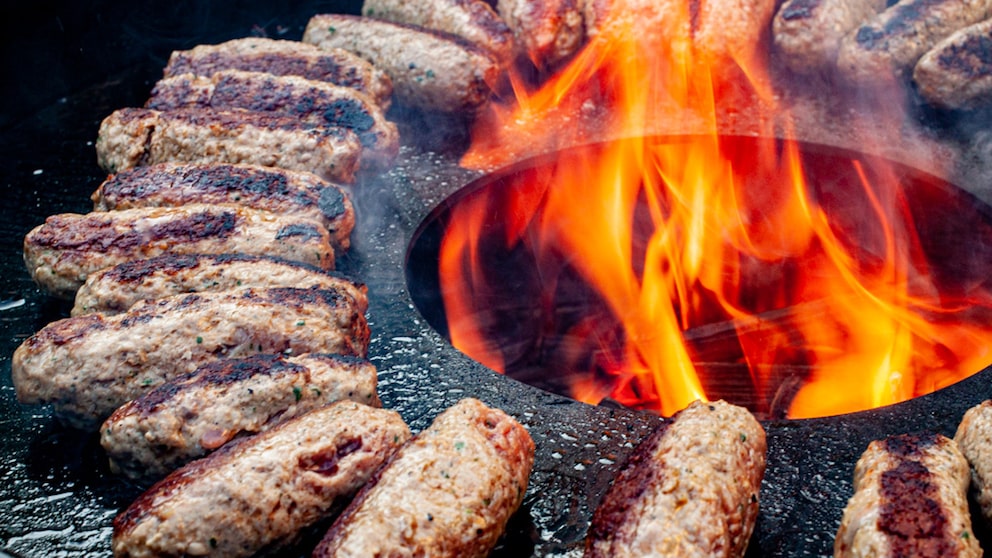 Auf der Feuerplatte gibt es reichlich Platz für Grillgut