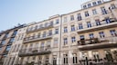 Dürfen Nachbarn, die sich einen Balkon teilen müssen, während der Corona-Pandemie noch zusammen auf dem Balkon sein?