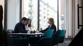 Ein Paar sitzt in einem Büro mit einer Beraterin