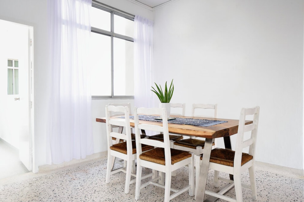 Light materials enlarge a small dining room