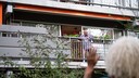 In Zeiten der Coronaisolation unterhalten sich Freunde immer mehr wie Romeo und Julia über den Balkon