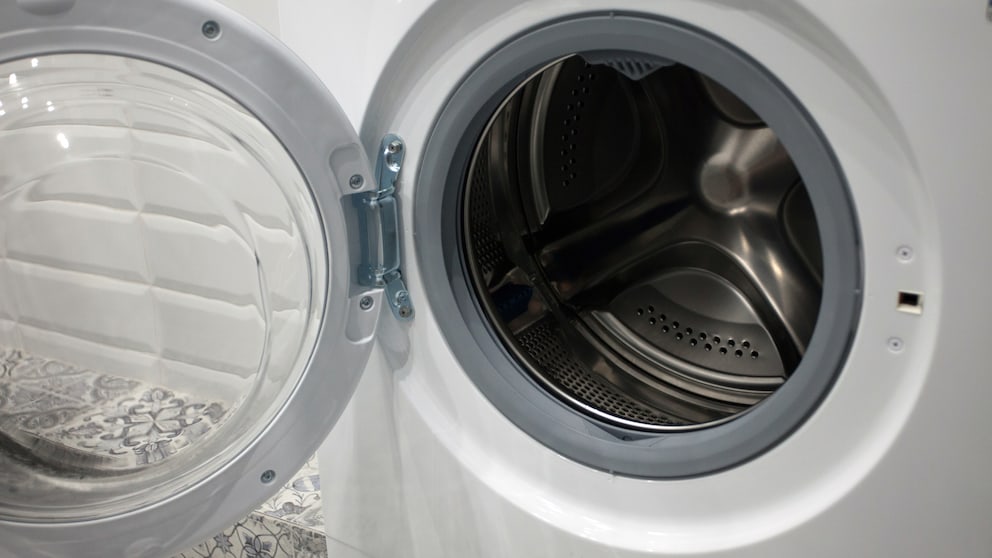 Beim Anschließen der Waschmaschine sollte man darauf achten, dass die Anschlüsse fest sitzen und dicht sind
