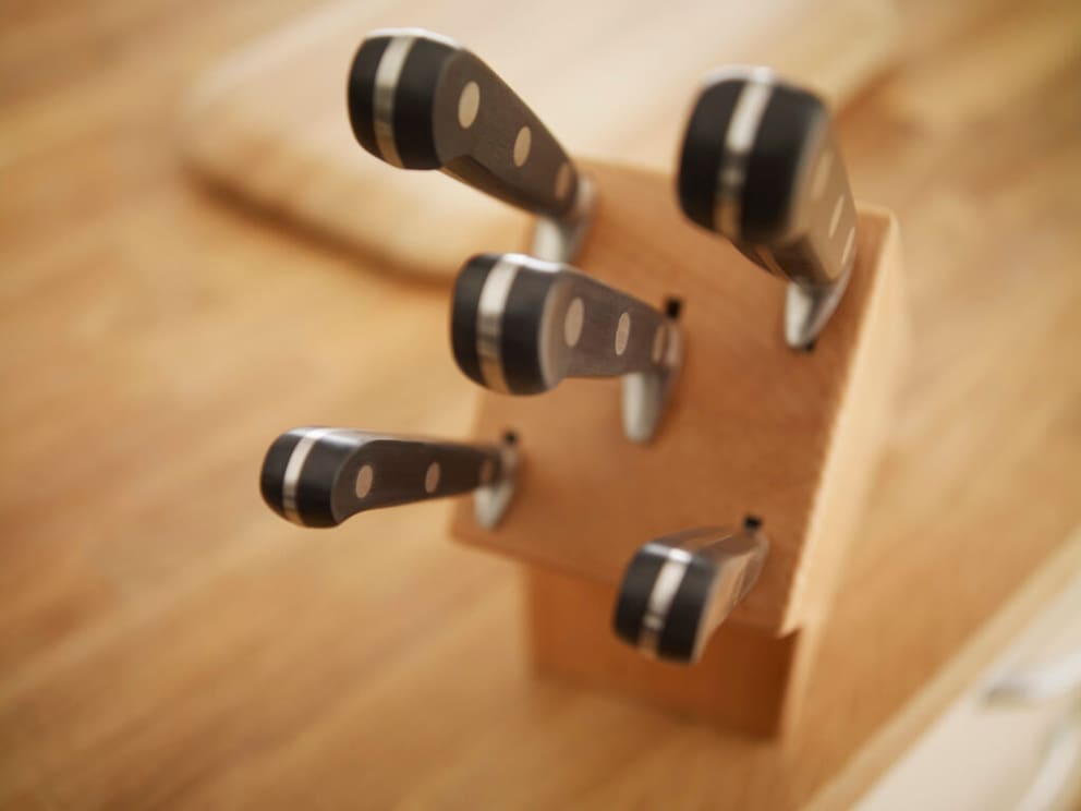 In the knife block, magnetically on the wall: How to store knives in the kitchen