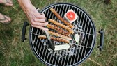 Sicherheit spielt beim Grillen eine wichtige Rolle – deshalb niemals drinnen grillen!