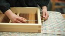Lifehack aus dem Internet: Mit Knete Griffe an Schubladen bohren