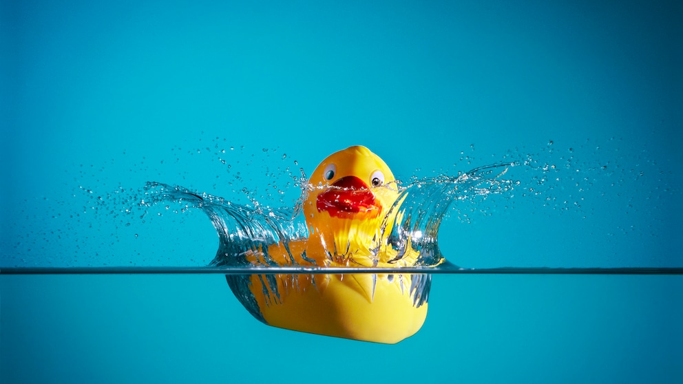 Eine Gummiente liebt das Wasser, muss aber regelmäßig gereinigt werden