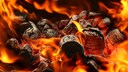 Nahaufnahme brennender Grillkohle