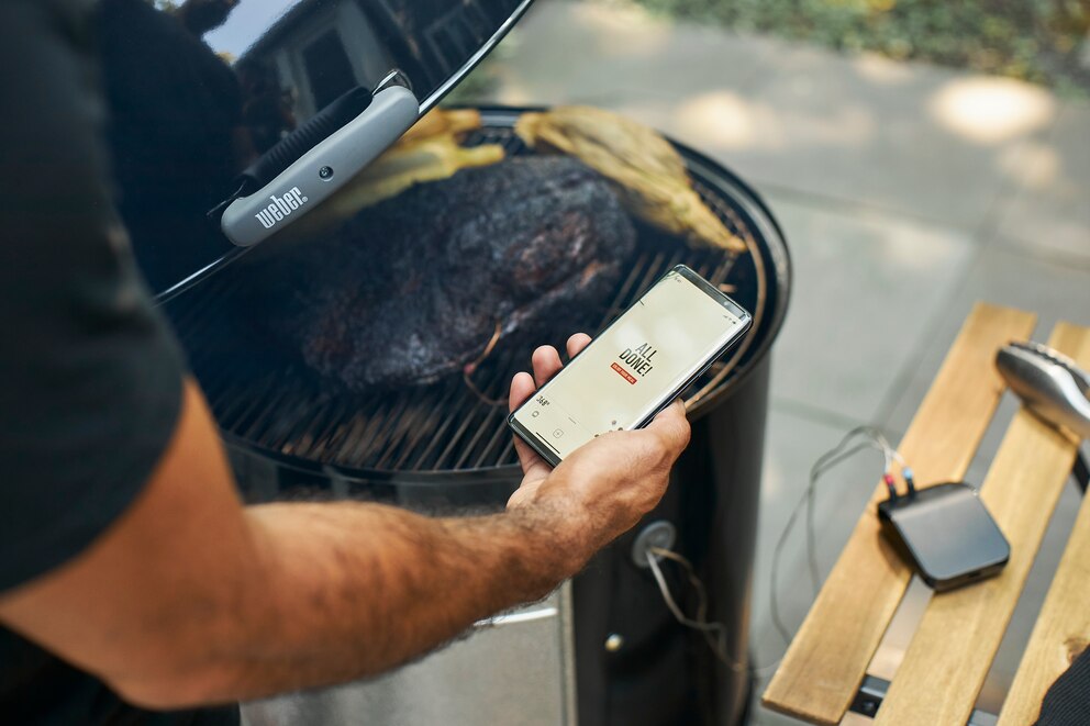 Fertig! Der Weber Smart Grilling Hub schickt eine Nachricht an Ihr Smartphone, wenn Steak &amp; Co. perfekt gegart sind