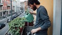 Wer haftet, wenn Gießwasser auf dem Balkon des Nachbarn Schaden anrichtet?