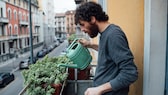 Wer haftet, wenn Gießwasser auf dem Balkon des Nachbarn Schaden anrichtet?