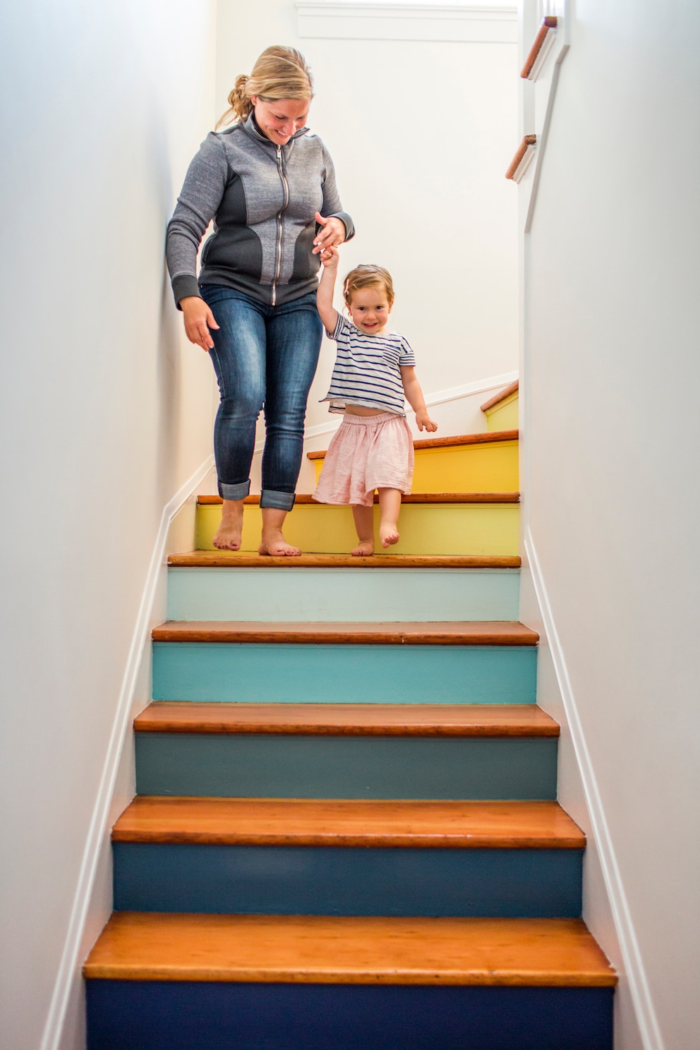 Treppen wohnlicher gestalten, indem man die Stufen färbt