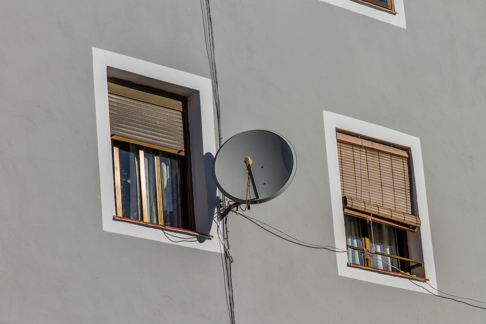 Eine Satellitenschüssel ist an einer Hauswand montiert