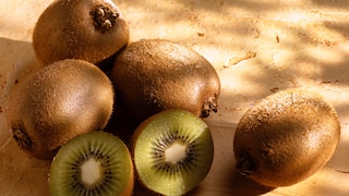 Kiwi im Garten, auf dem Balkon oder auf der Terrasse anpflanzen, pflegen und ernten