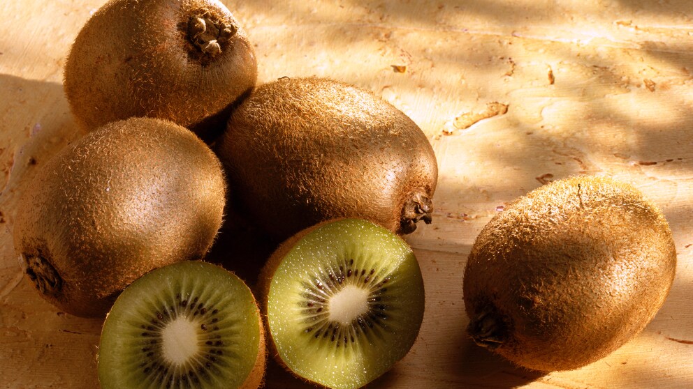 Kiwi im Garten, auf dem Balkon oder auf der Terrasse anpflanzen, pflegen und ernten