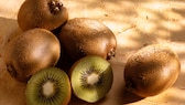 Kiwi im Garten, auf dem Balkon oder auf der Terrasse anpflanzen, pflegen und ernten