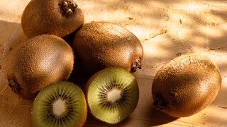 Kiwi im Garten, auf dem Balkon oder auf der Terrasse anpflanzen, pflegen und ernten