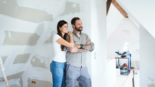 Ein Pärchen beim Renovieren