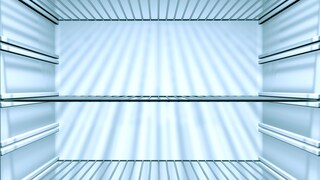Ein leerer Kühlschrank beim Abtauen