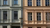 Die Fassade eines Mietshauses