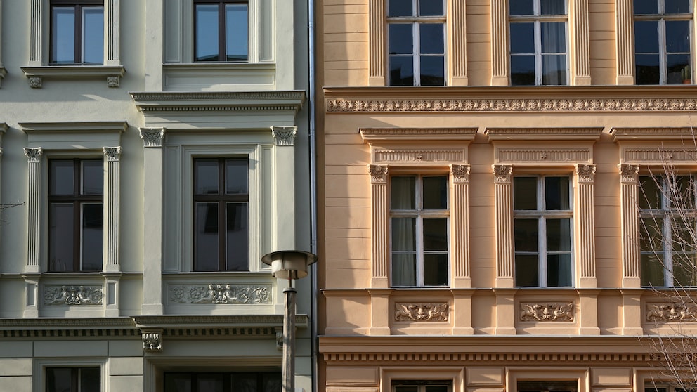 Die Fassade eines Mietshauses