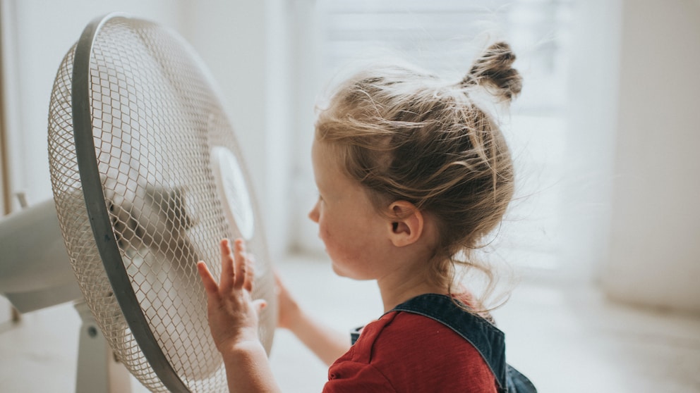 Ein Kind vor einem Ventilator