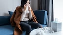 Eine Frau mit Allergie in der Wohnung