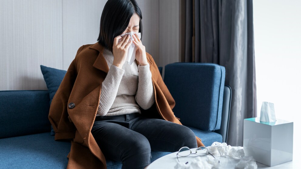 Eine Frau mit Allergie in der Wohnung