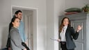 Wohnungsbesichtung mit Maklerin und einem jungen Paar