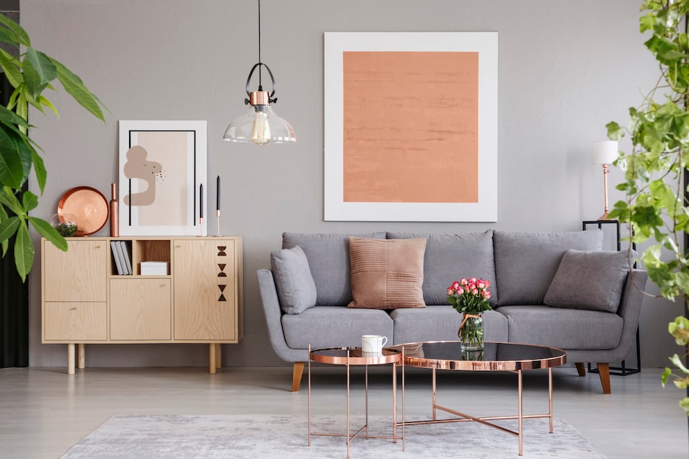 Wie ein graues Sofa zum Hingucker wird
