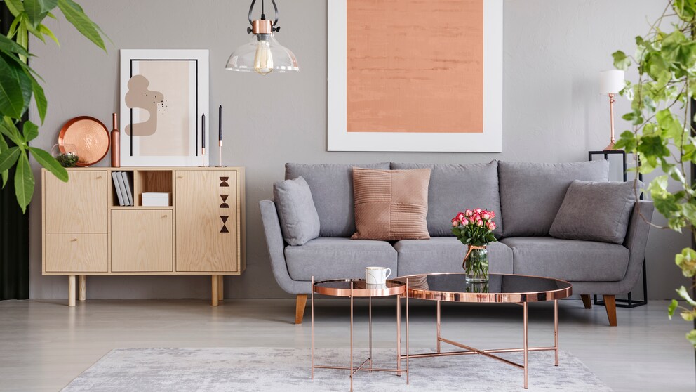 Graues Sofa dekorieren – Tipps von Interior Designerin